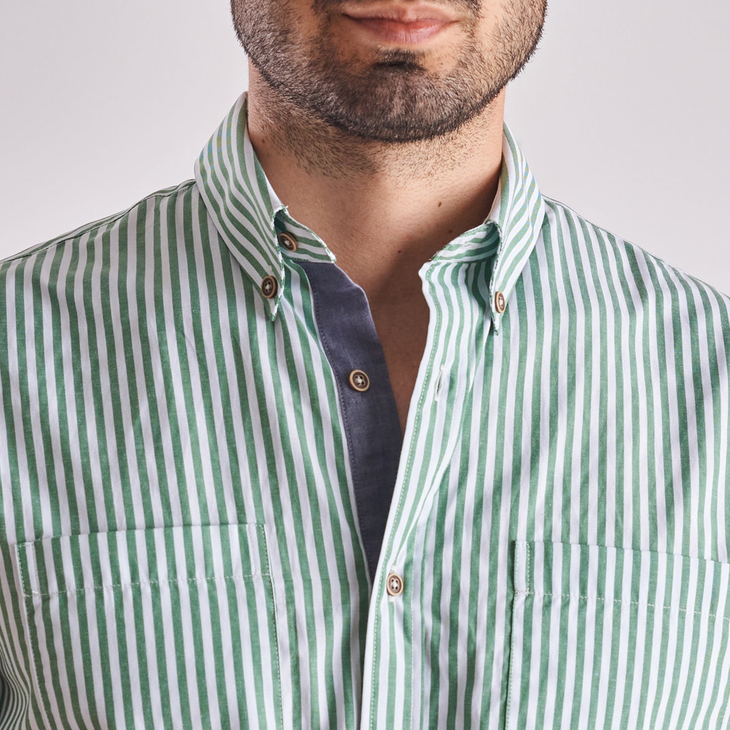 Camisa regular fit a rayas color verde medio