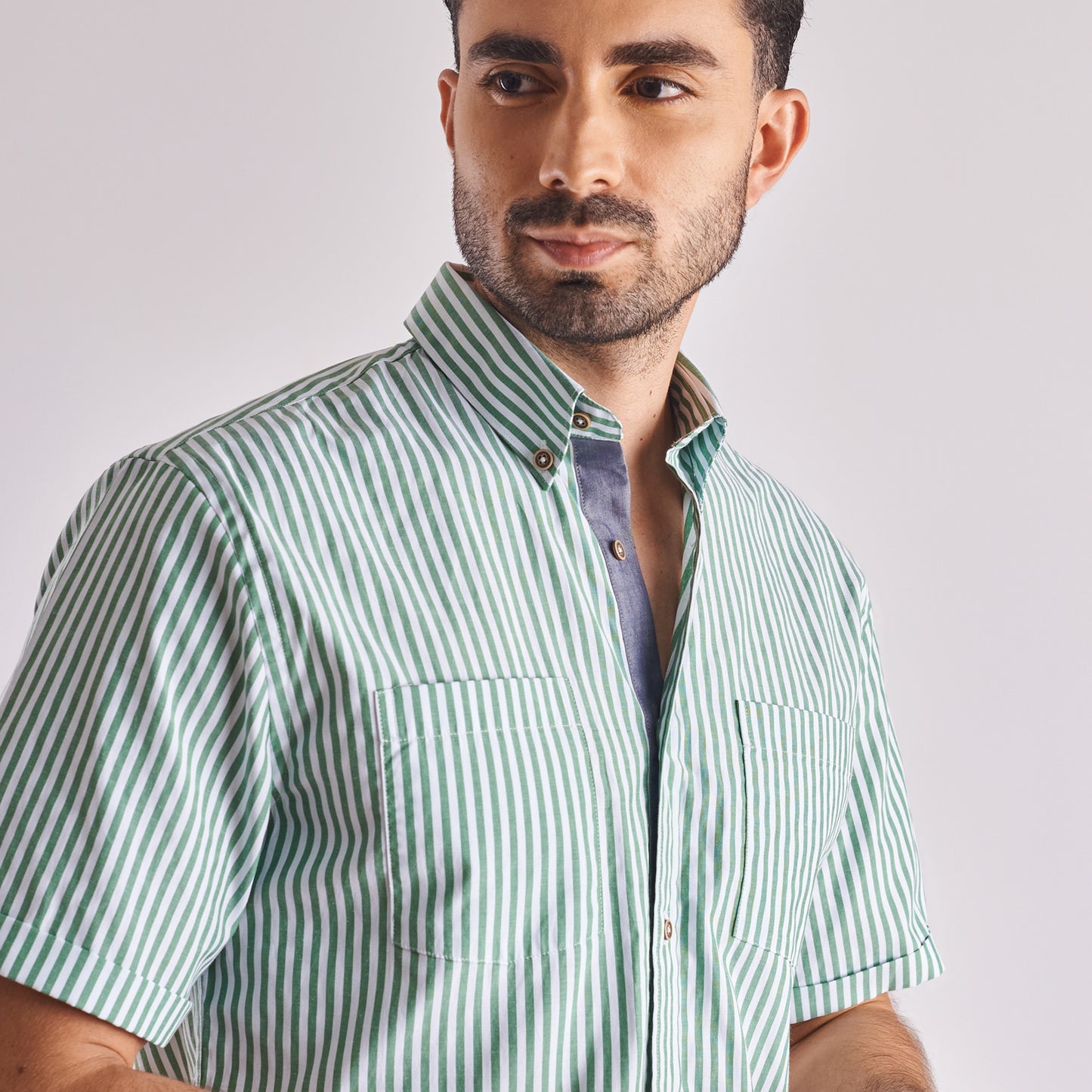 Camisa regular fit a rayas color verde medio
