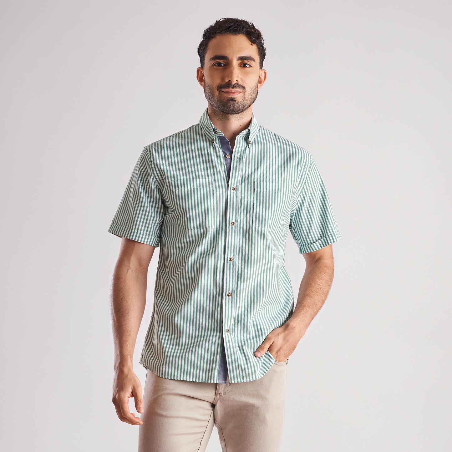 Camisa regular fit a rayas color verde medio