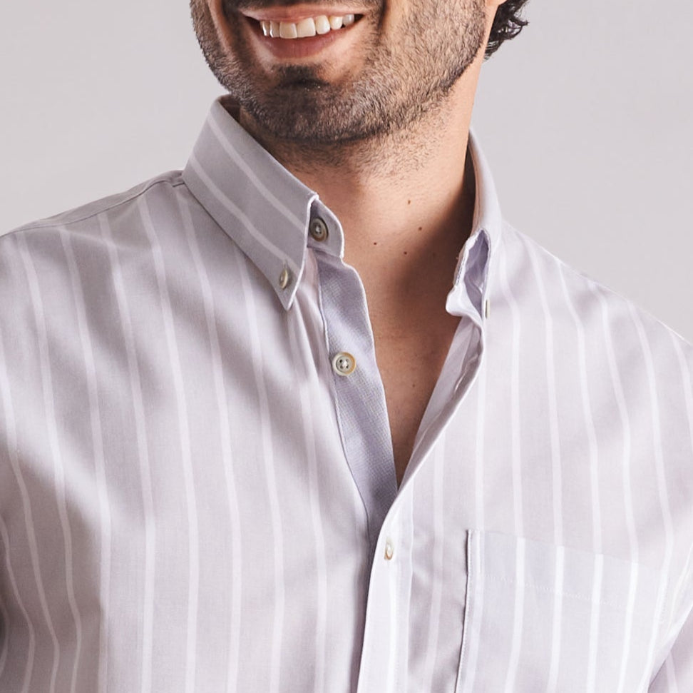 Camisa regular fit a rayas color gris claro