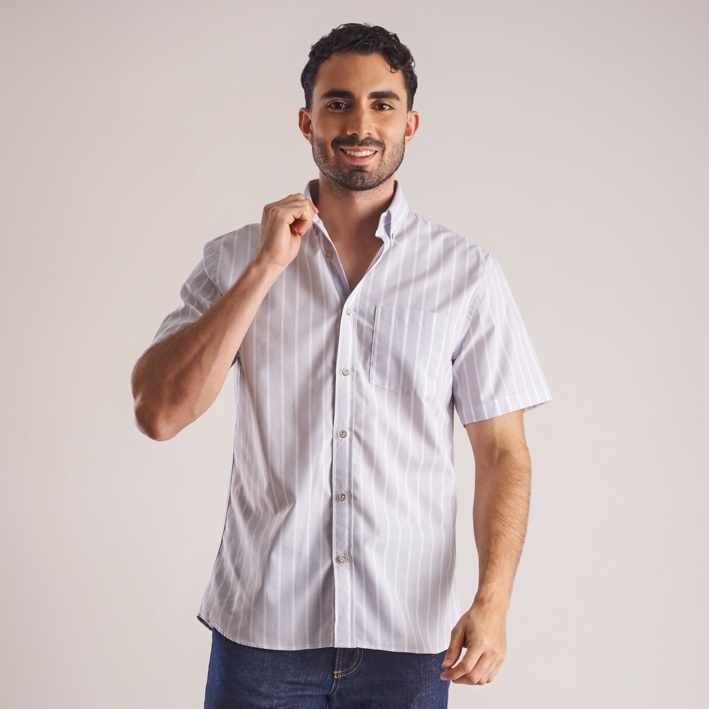 Camisa regular fit a rayas color gris claro