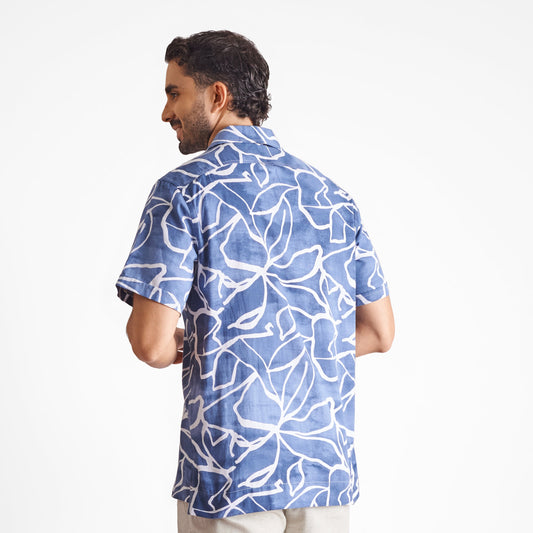 Camisa cuello solapa estampada color azul medio