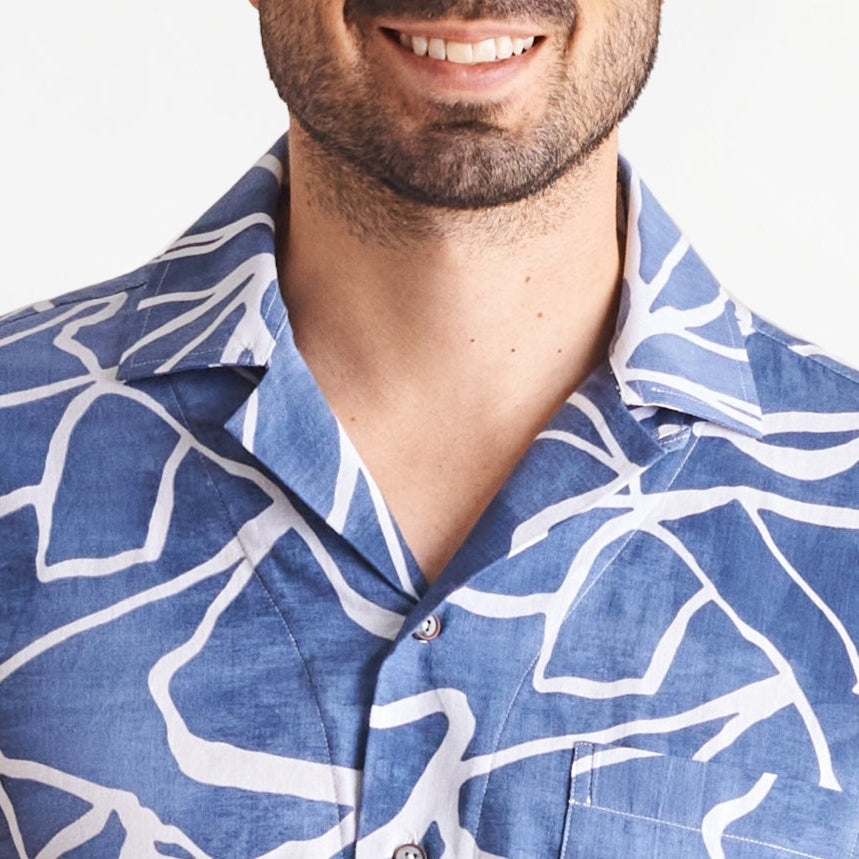 Camisa cuello solapa estampada color azul medio