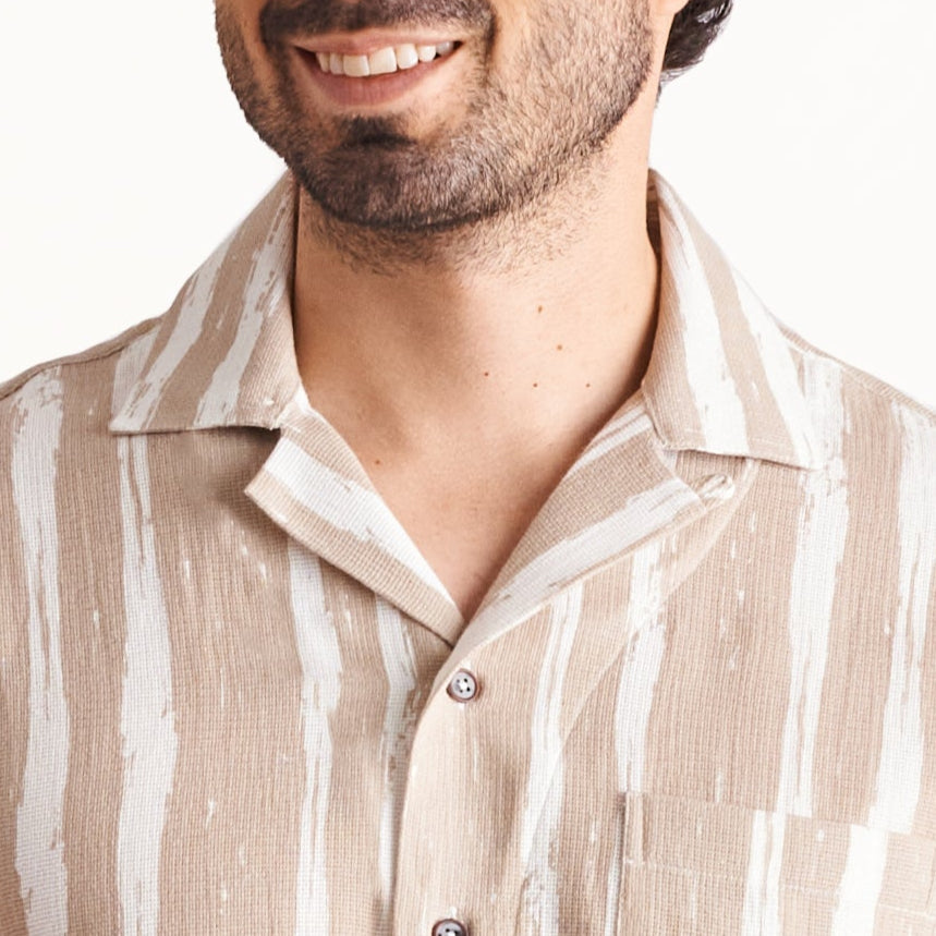 Camisa cuello solapa estampada color arena