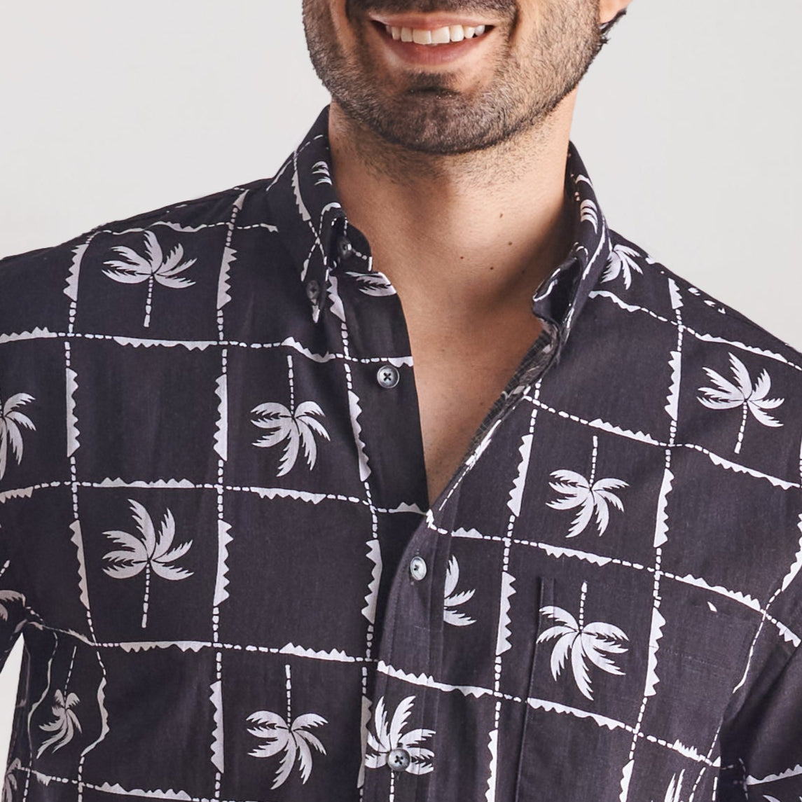 Camisa regular fit estampada color negro