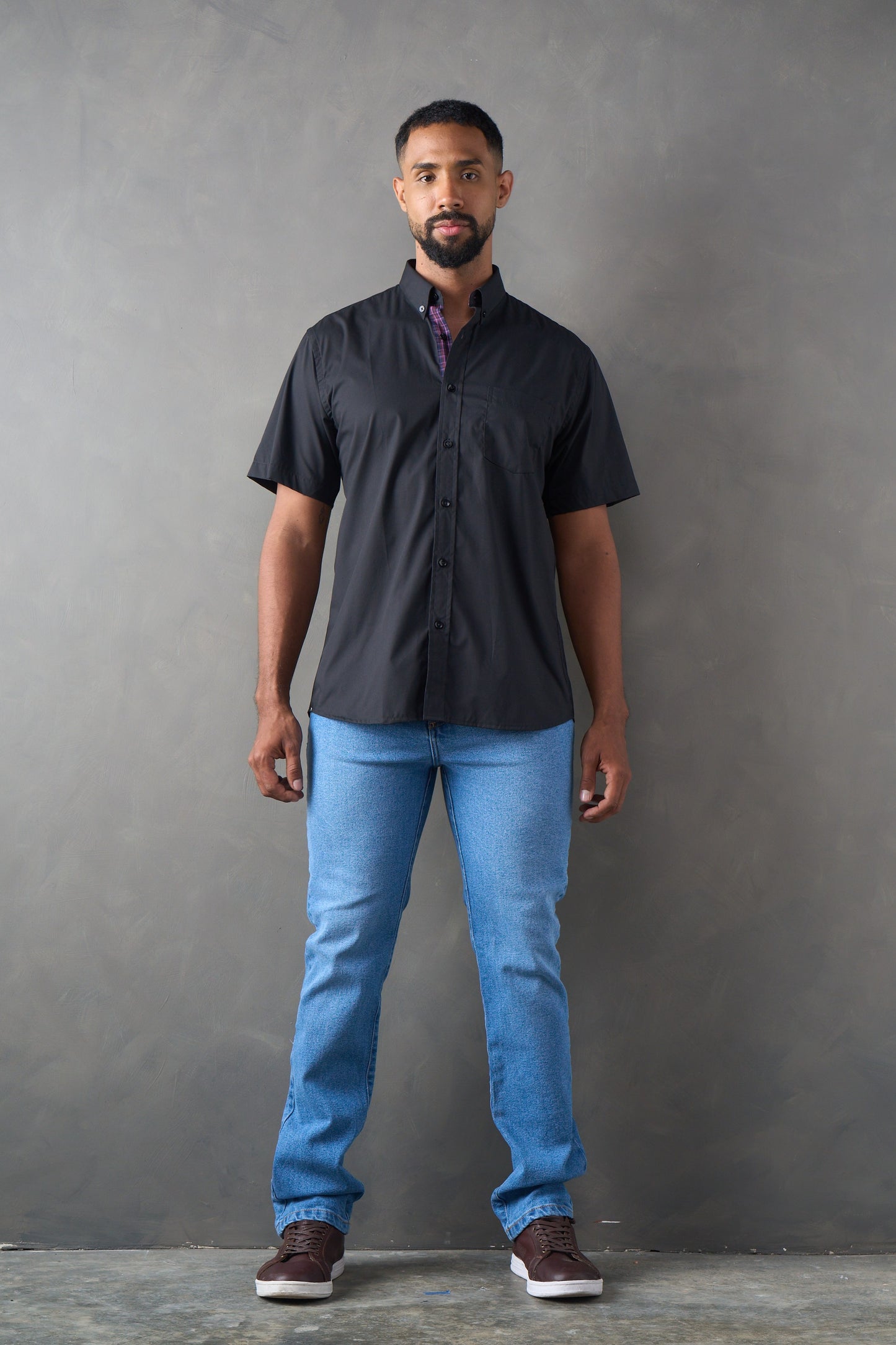 Camisa regular fit manga corta negro