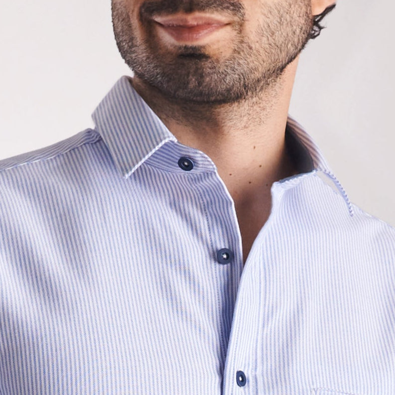Camisa slim fit diseño a rayas color azul claro