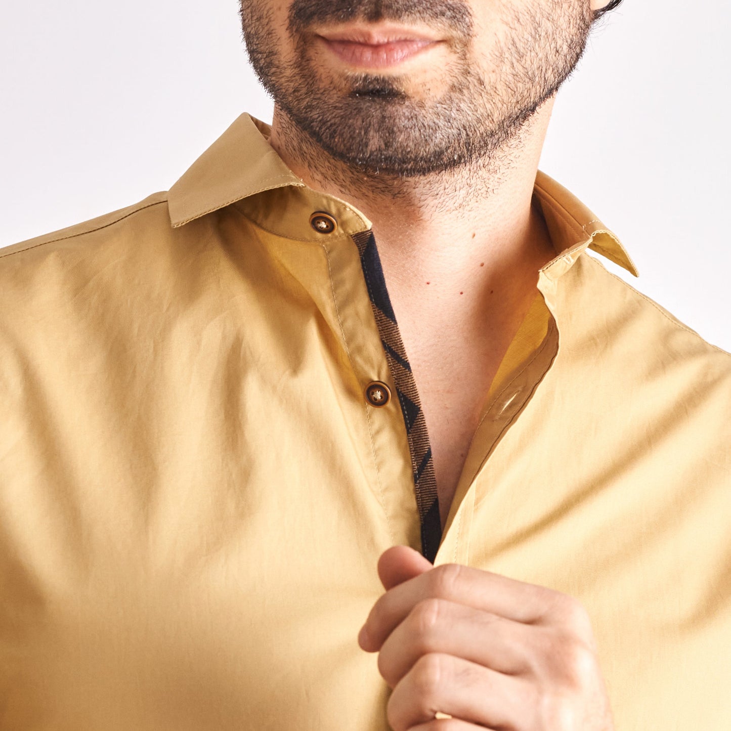 Camisa slim fit fondo entero color caqui