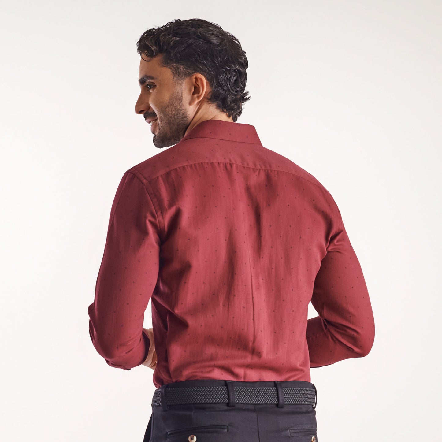 Camisa con miniprints color vinotinto