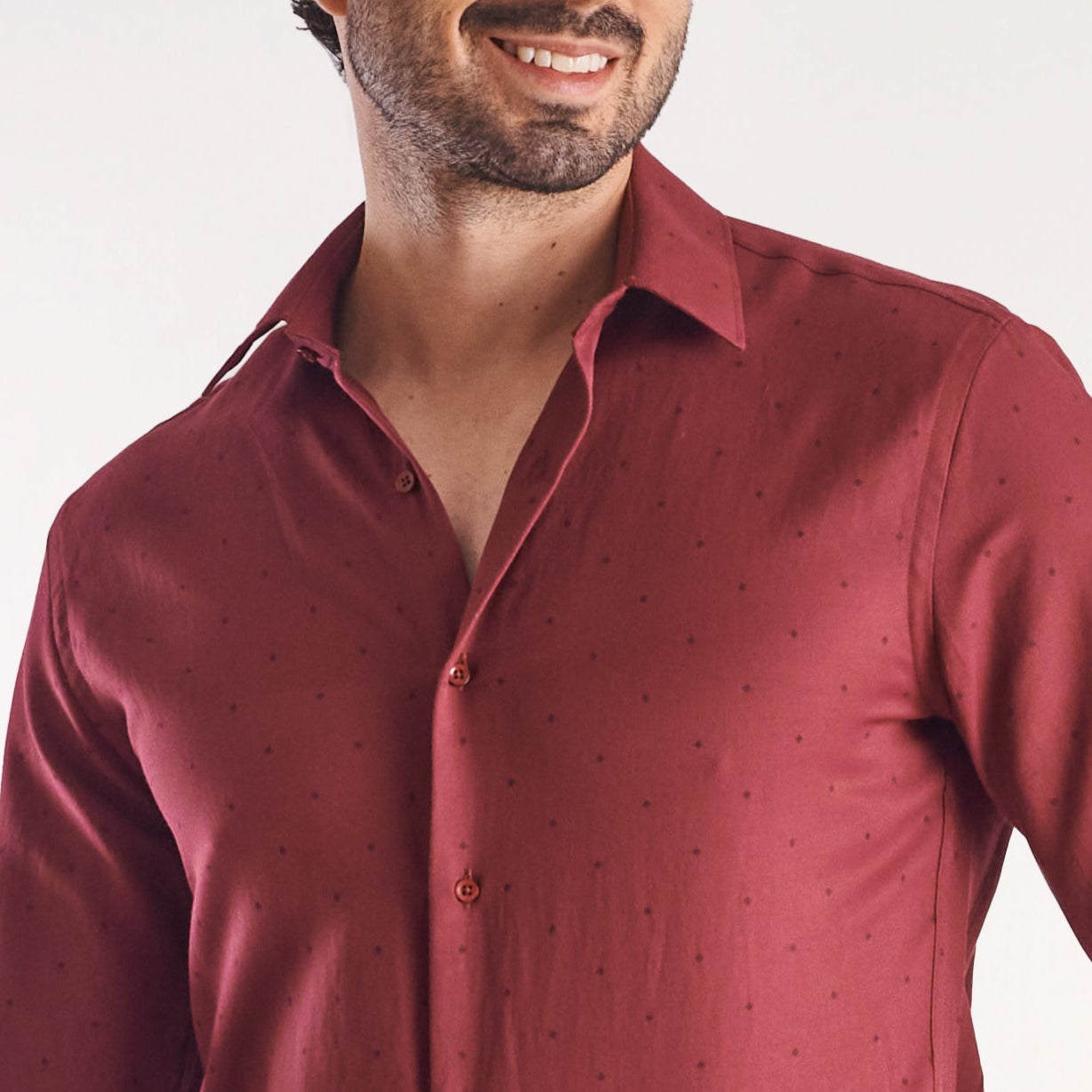 Camisa con miniprints color vinotinto