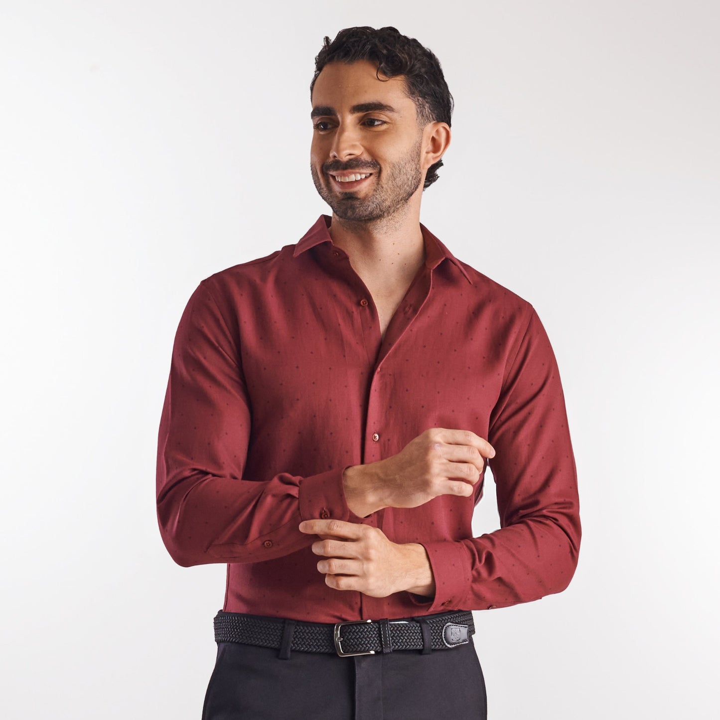 Camisa con miniprints color vinotinto