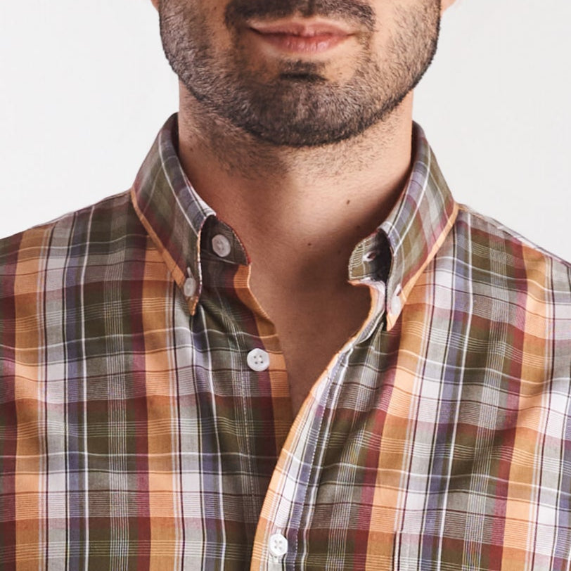 Camisa regular fit a cuadros color arena