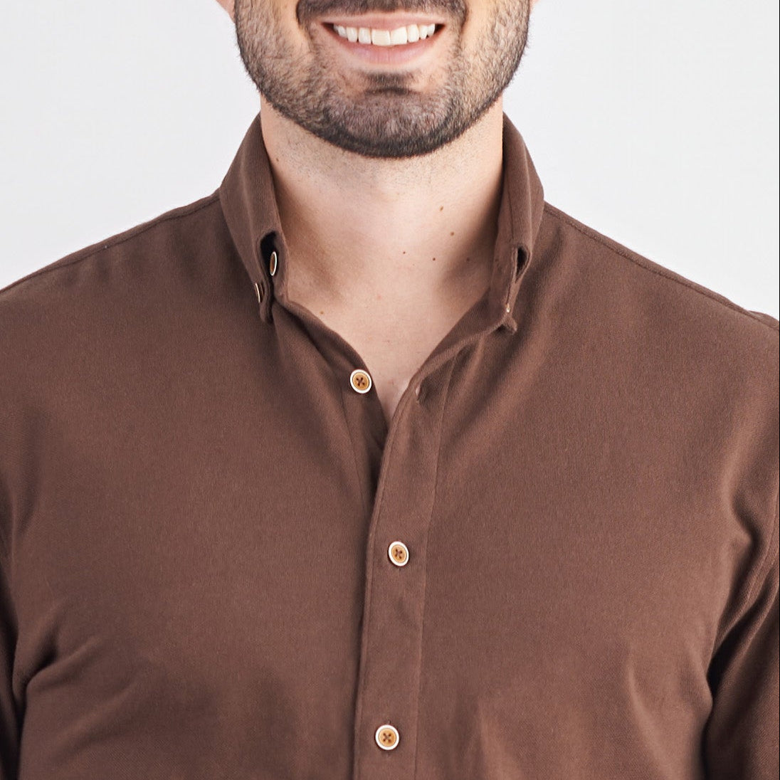 Camisa regular fit color café