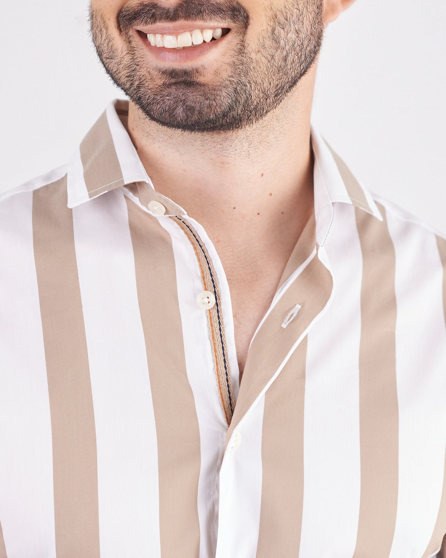 Camisa slim fit a rayas color arena