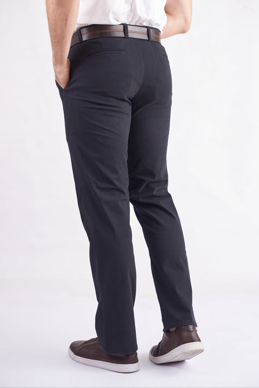 Pantalón chino regular fit color negro