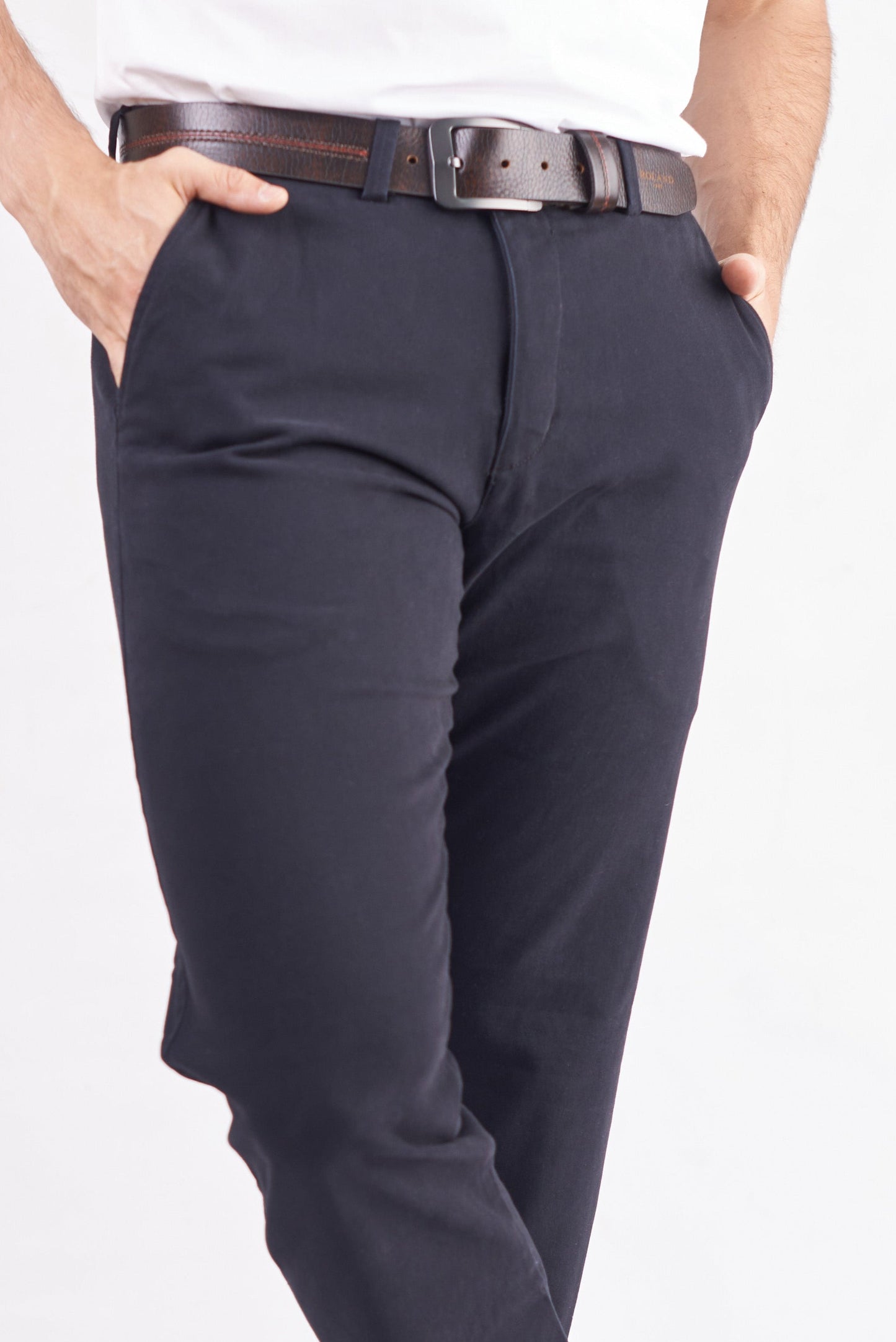 Pantalón chino regular fit color negro