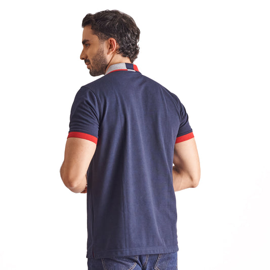 Camiseta tipo polo regular fit color azul oscuro