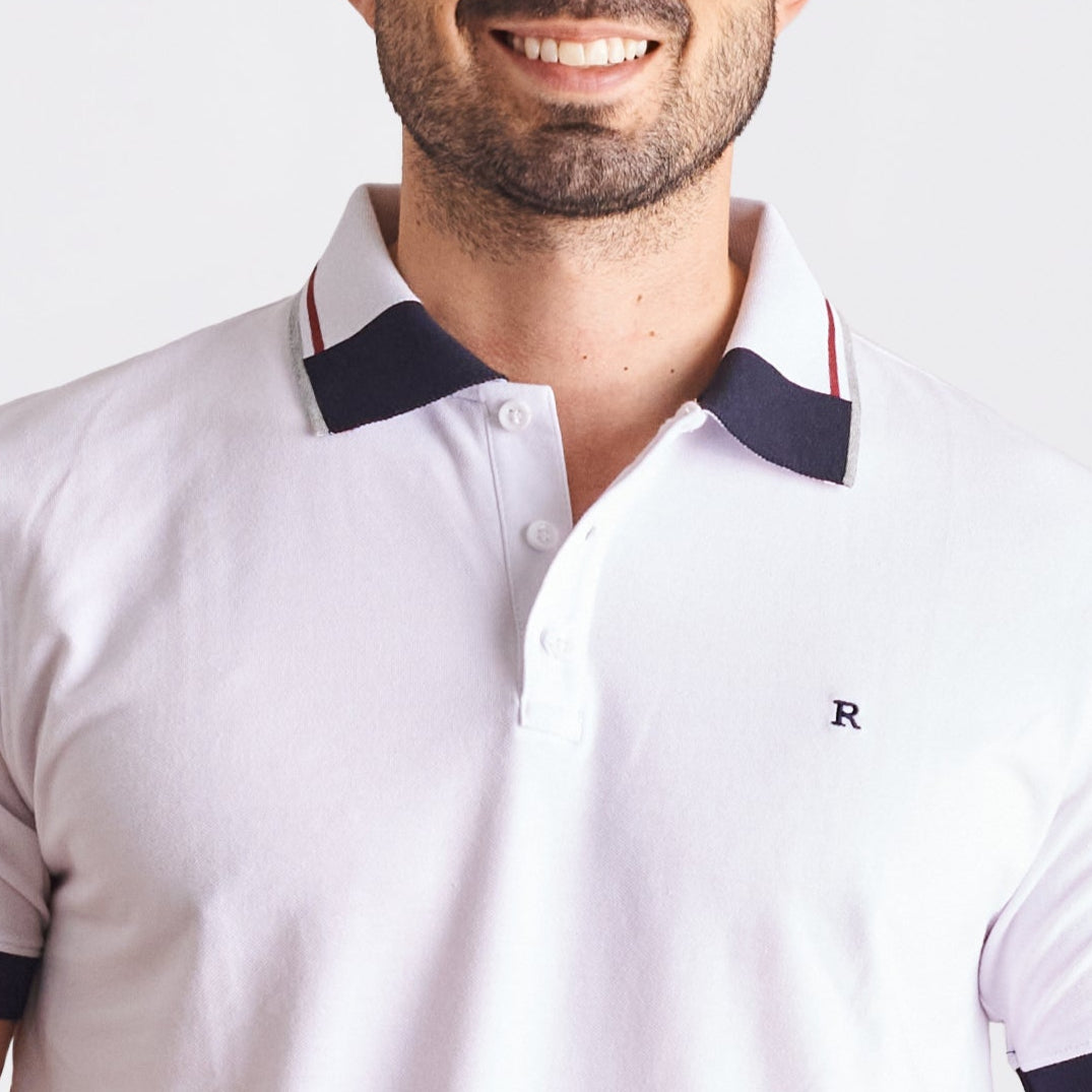 Camiseta tipo polo regular fit color blanco
