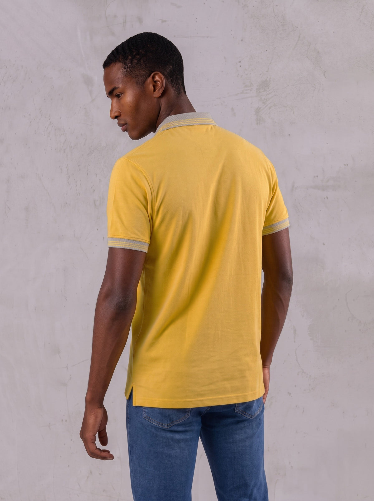 Camiseta tipo polo regular fit color amarillo