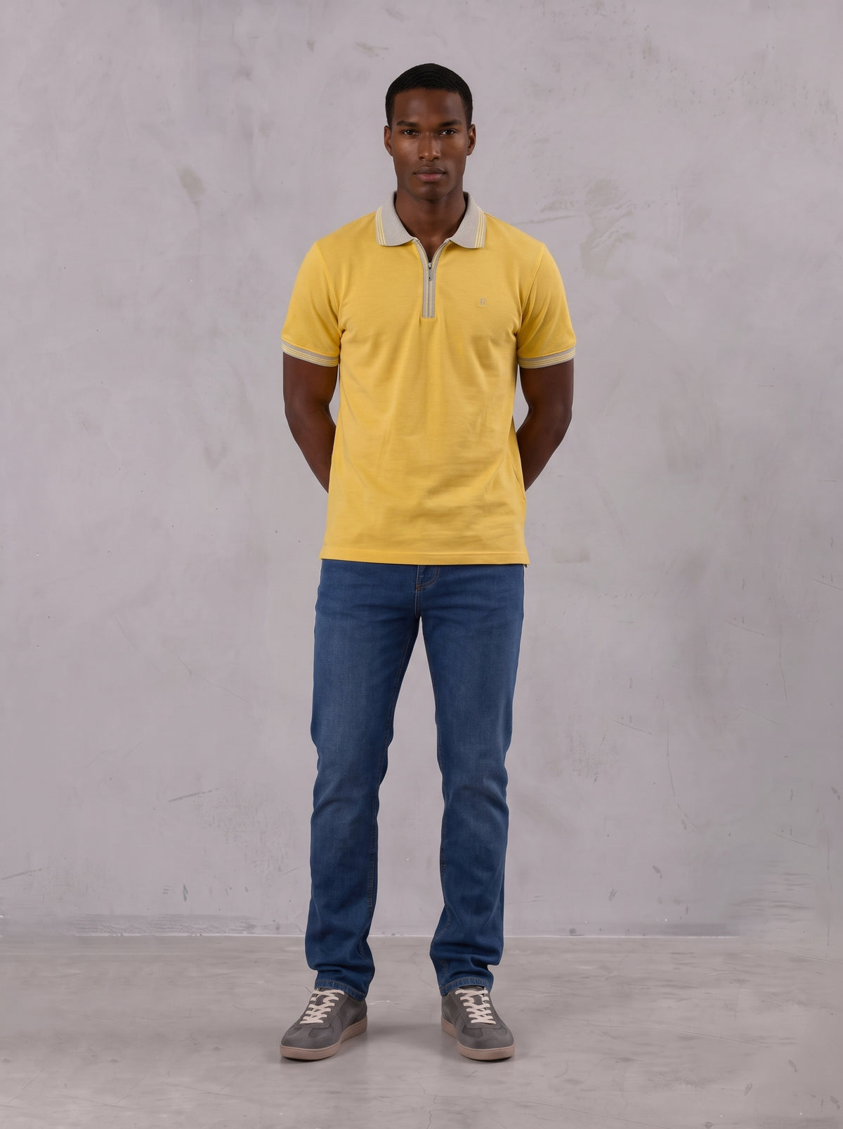 Camiseta tipo polo regular fit color amarillo