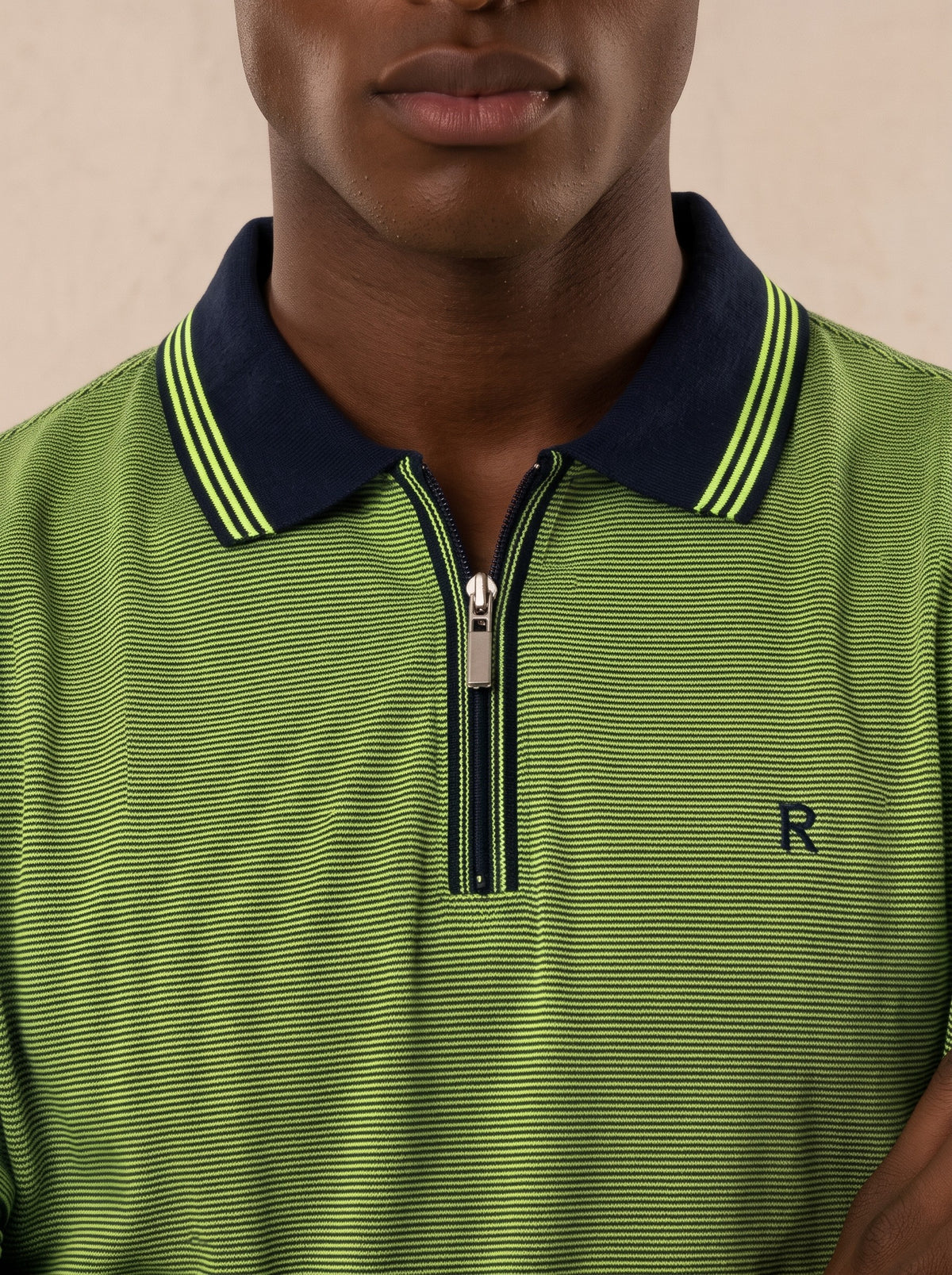 Camiseta tipo polo regular fit color verde medio