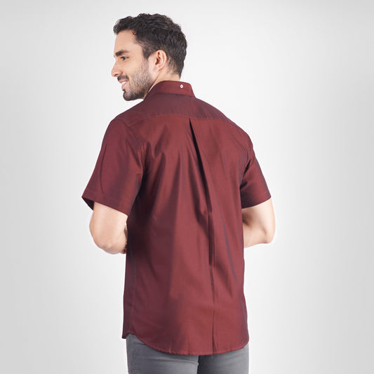 Camisa regular fit fondo entero color vinotinto