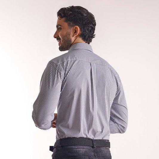 Camisa regular fit a rayas color negro