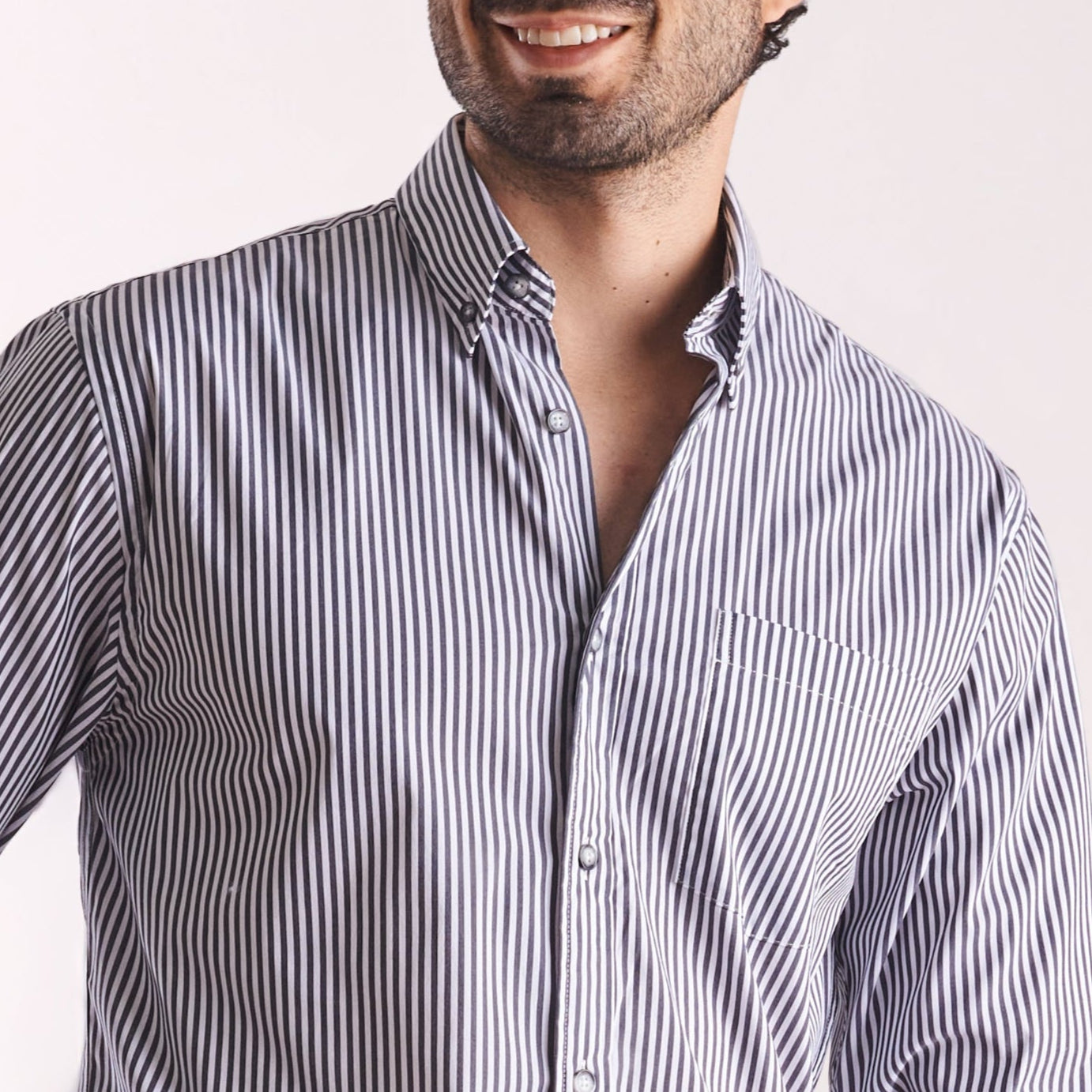 Camisa regular fit a rayas color negro