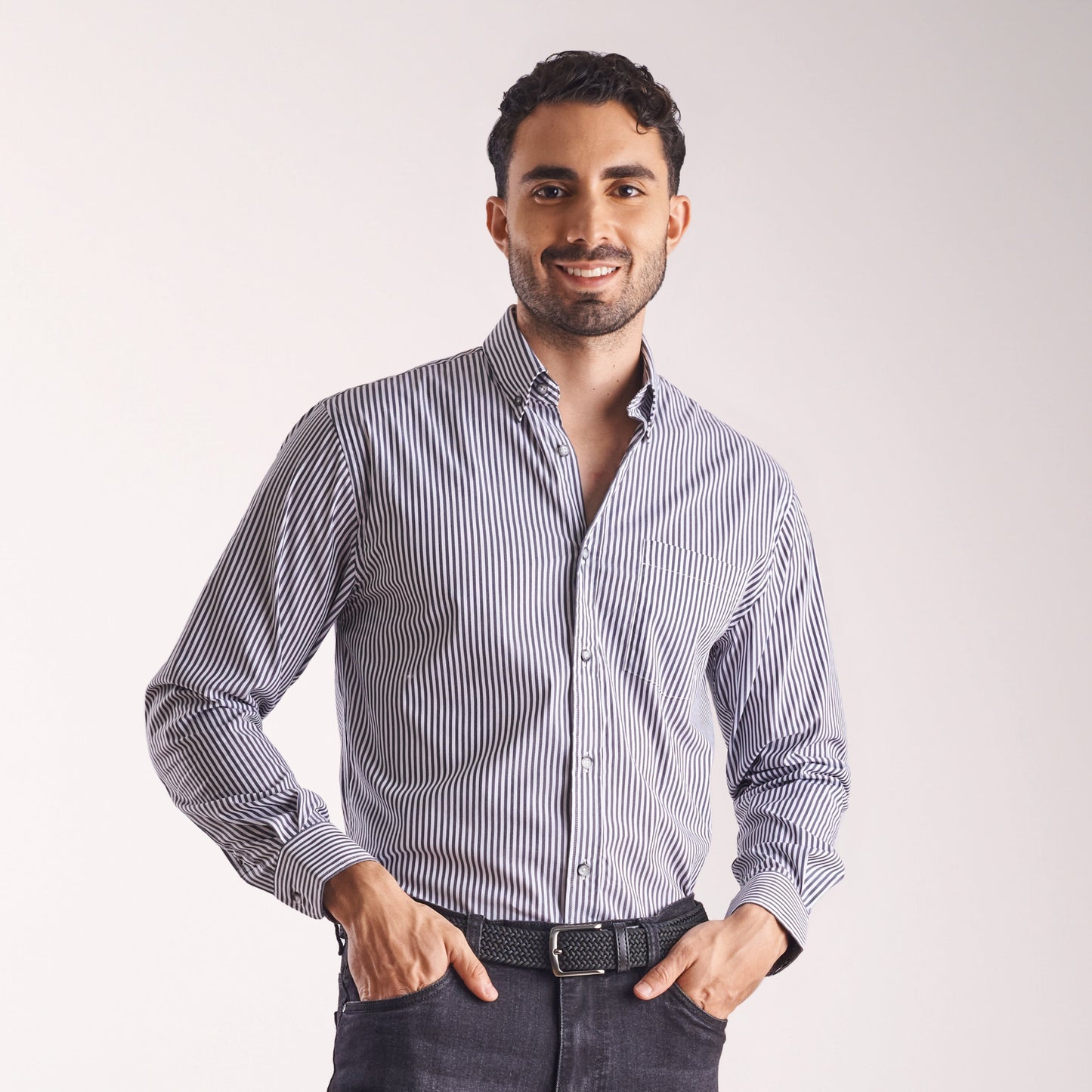 Camisa regular fit a rayas color negro