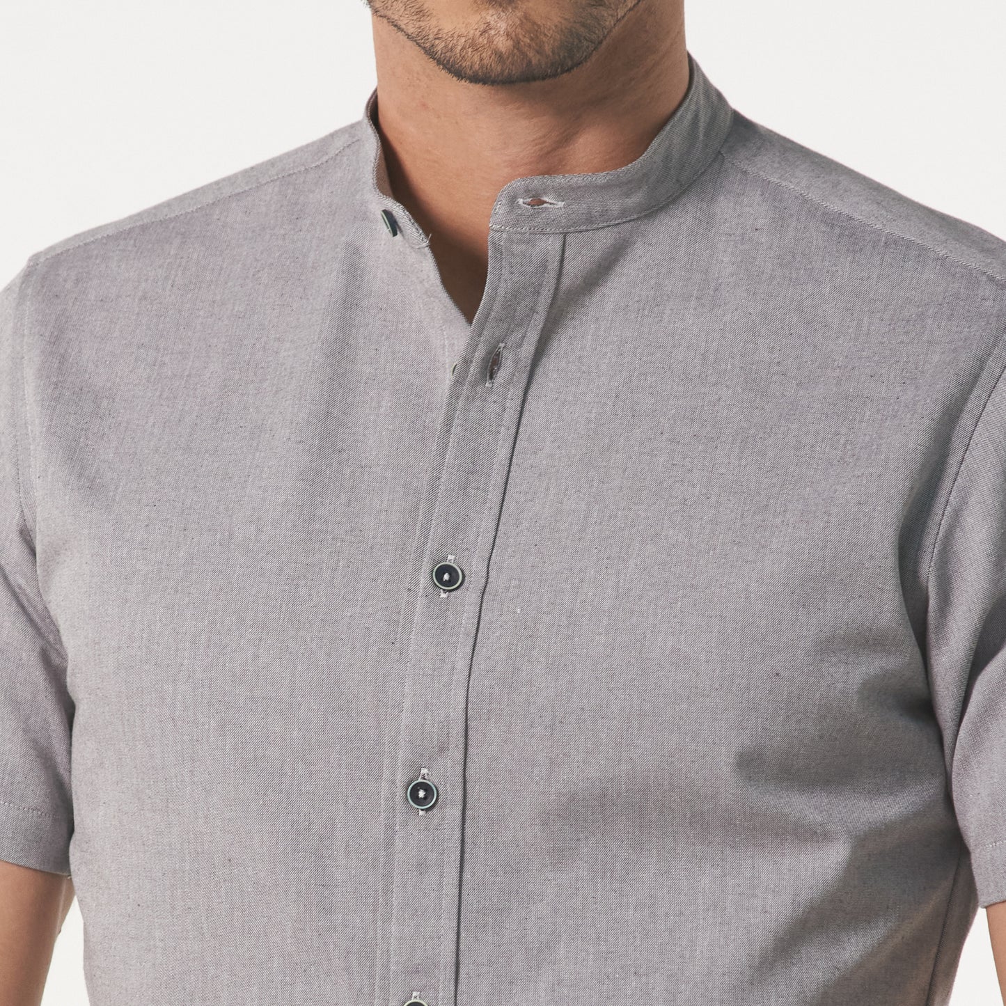 Camisa cuello nerú manga corta color gris medio