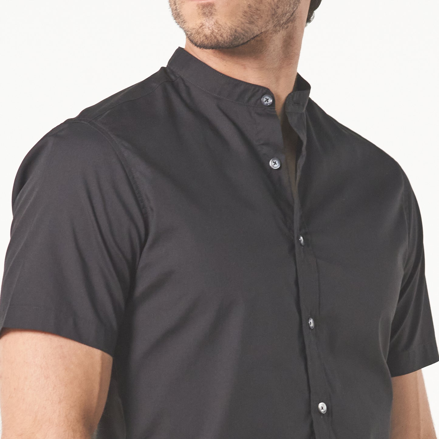 Camisa cuello nerú manga corta color negro