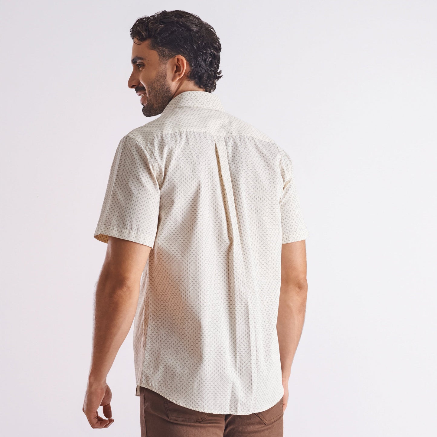 Camisa regular fit fondo entero color blanco con miniprints