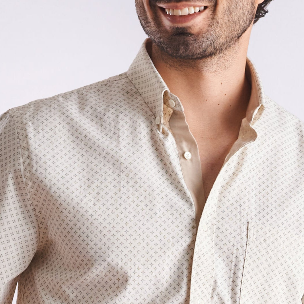 Camisa regular fit fondo entero color blanco con miniprints