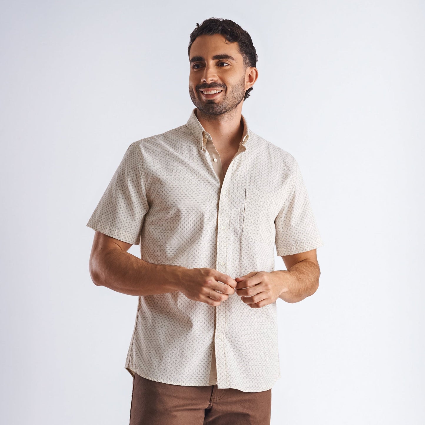 Camisa regular fit fondo entero color blanco con miniprints