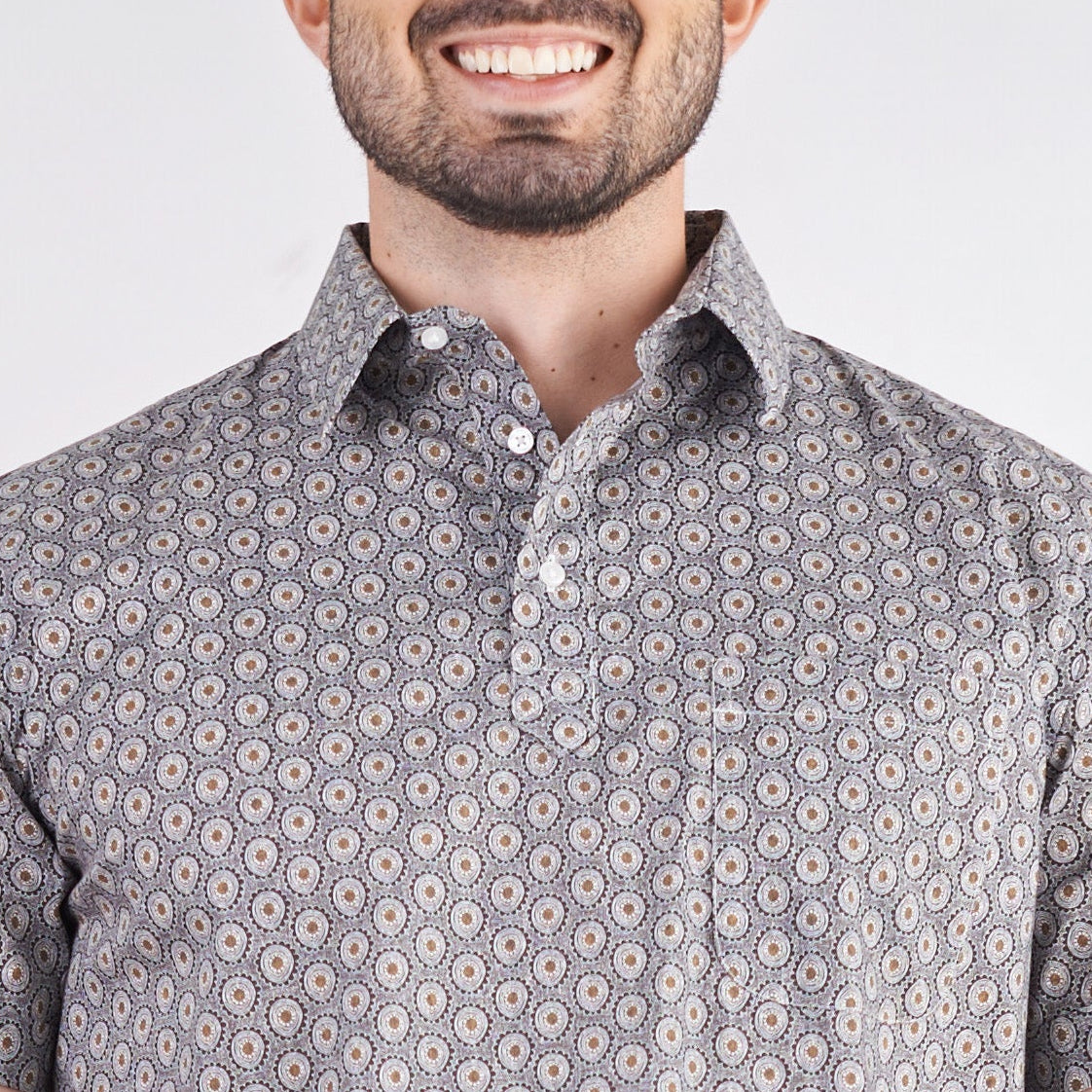 Camisa regular fit estampada color café