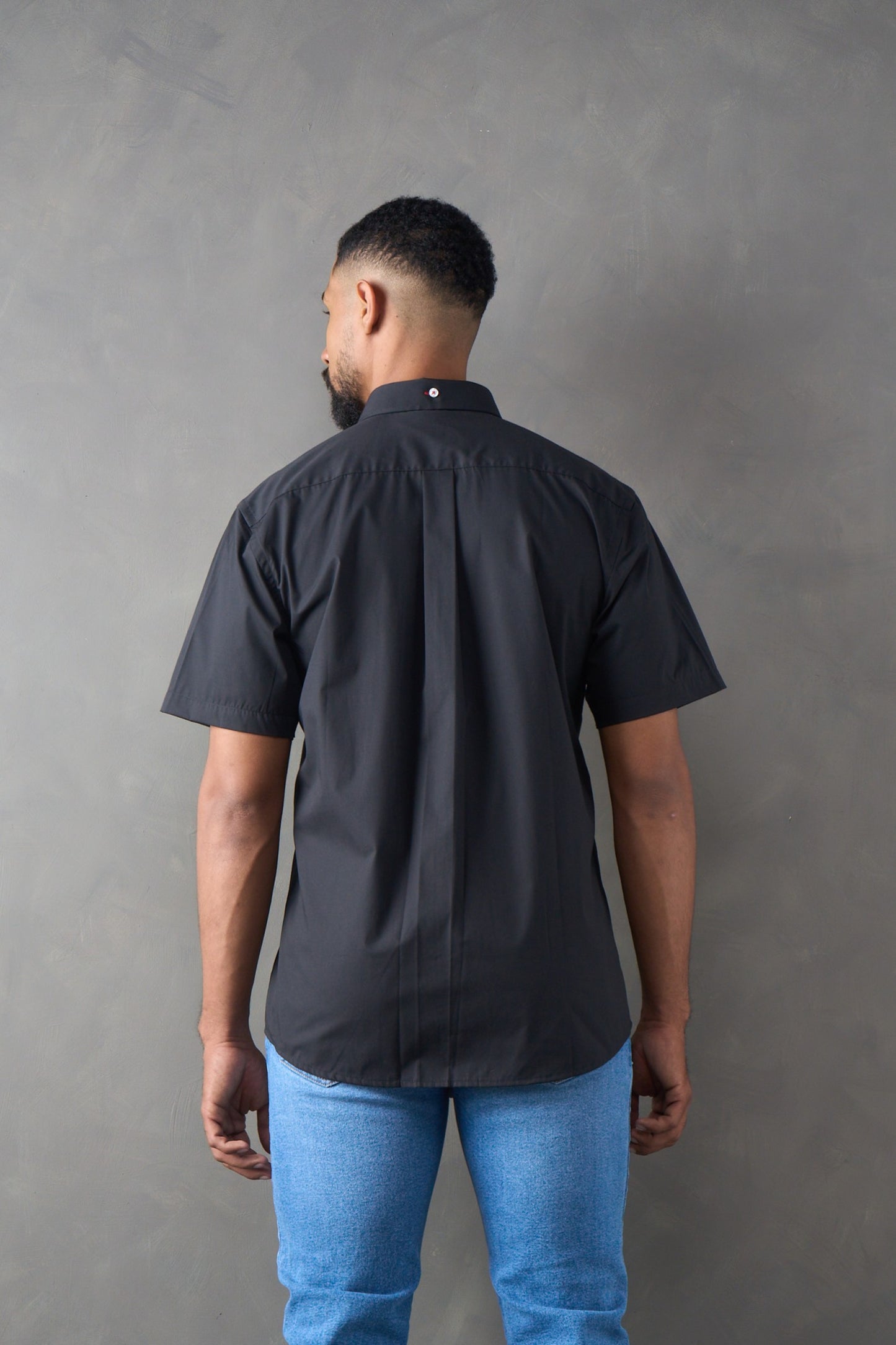 Camisa regular fit manga corta negro