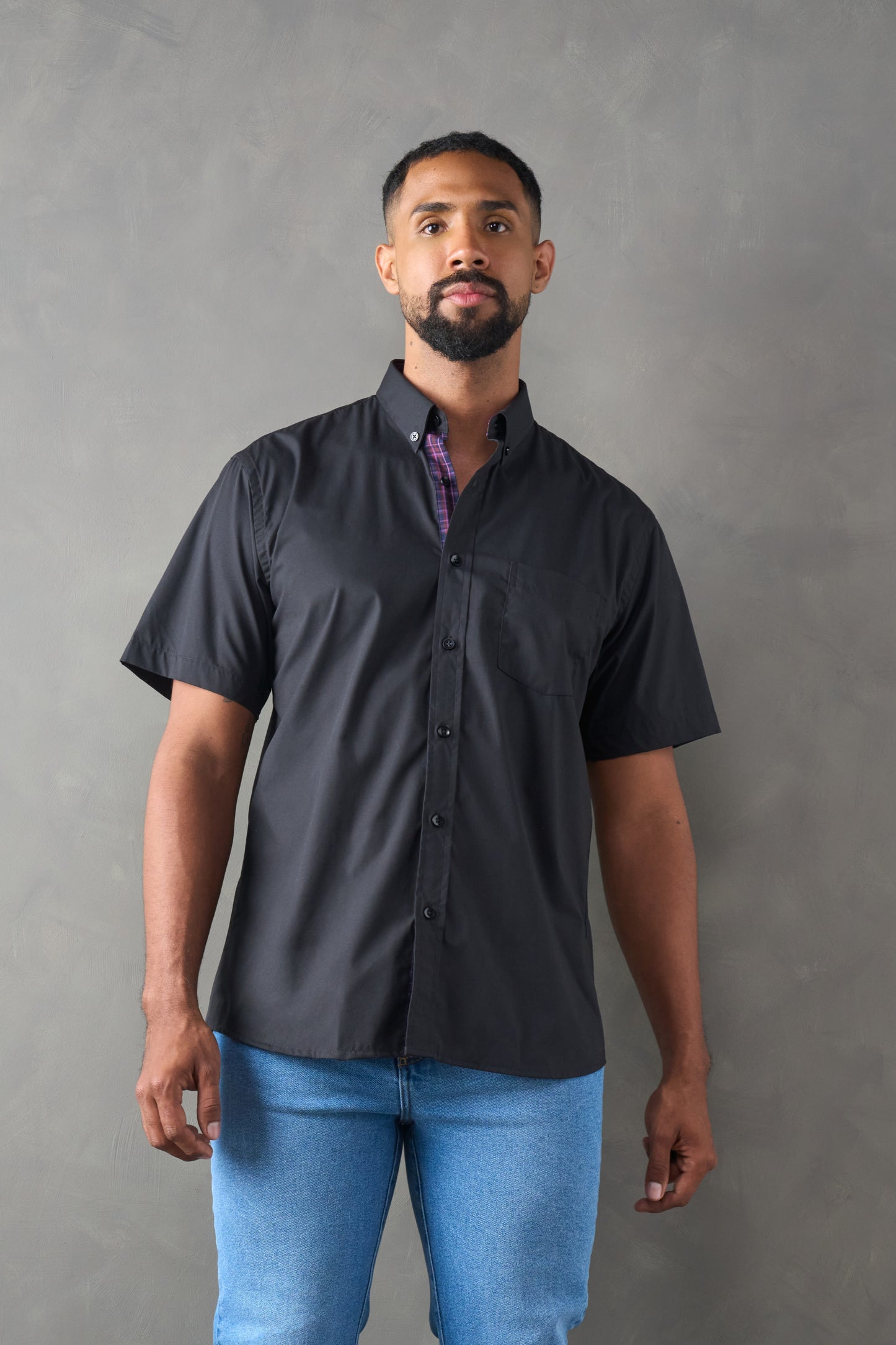 Camisa regular fit manga corta negro