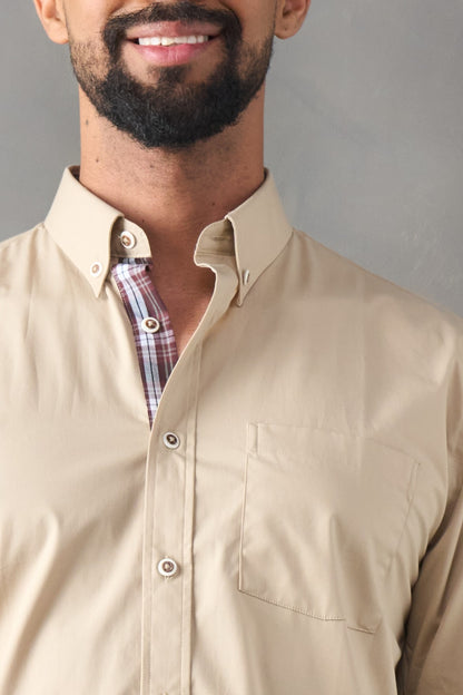 Camisa regular fit manga corta caqui