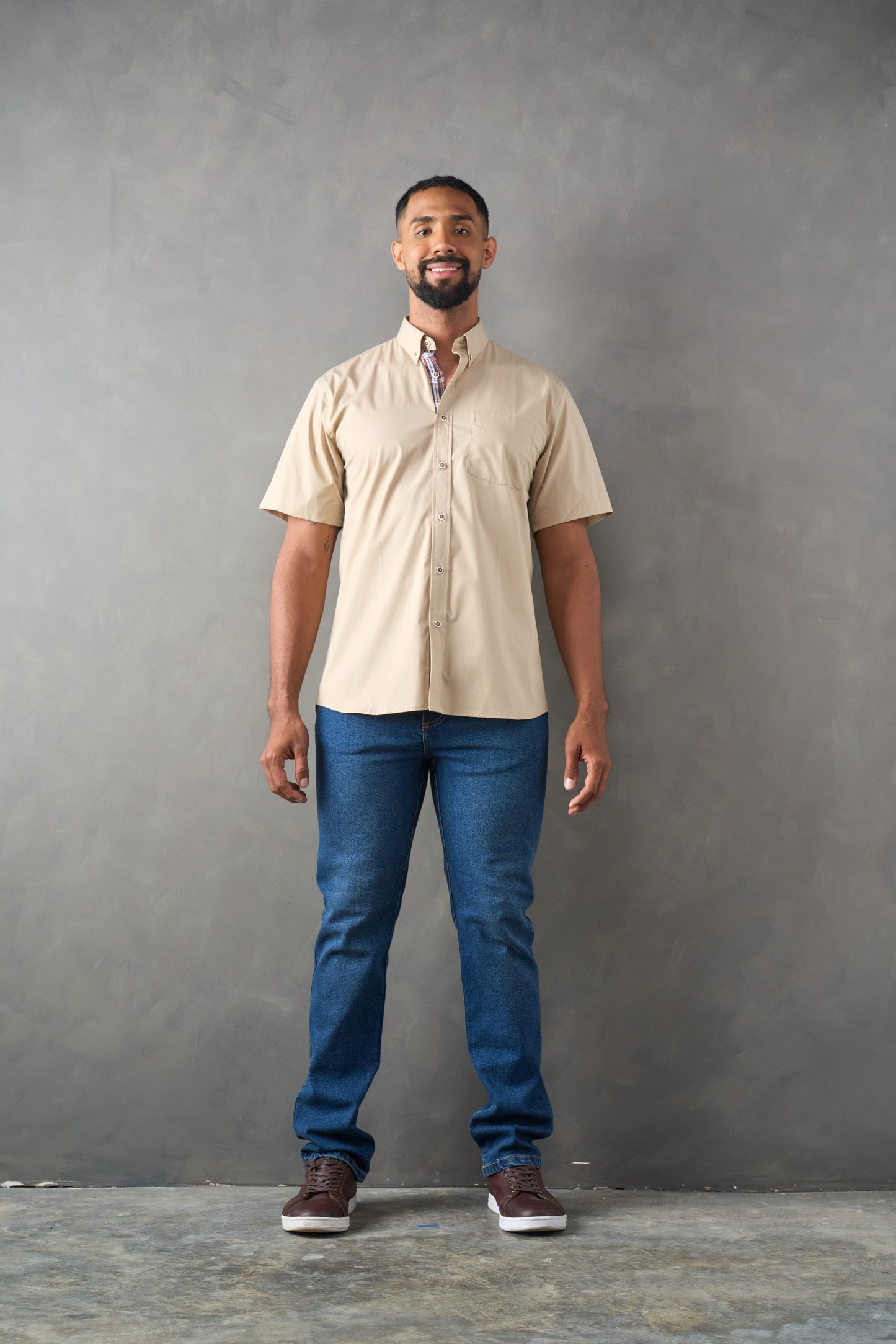 Camisa regular fit manga corta caqui