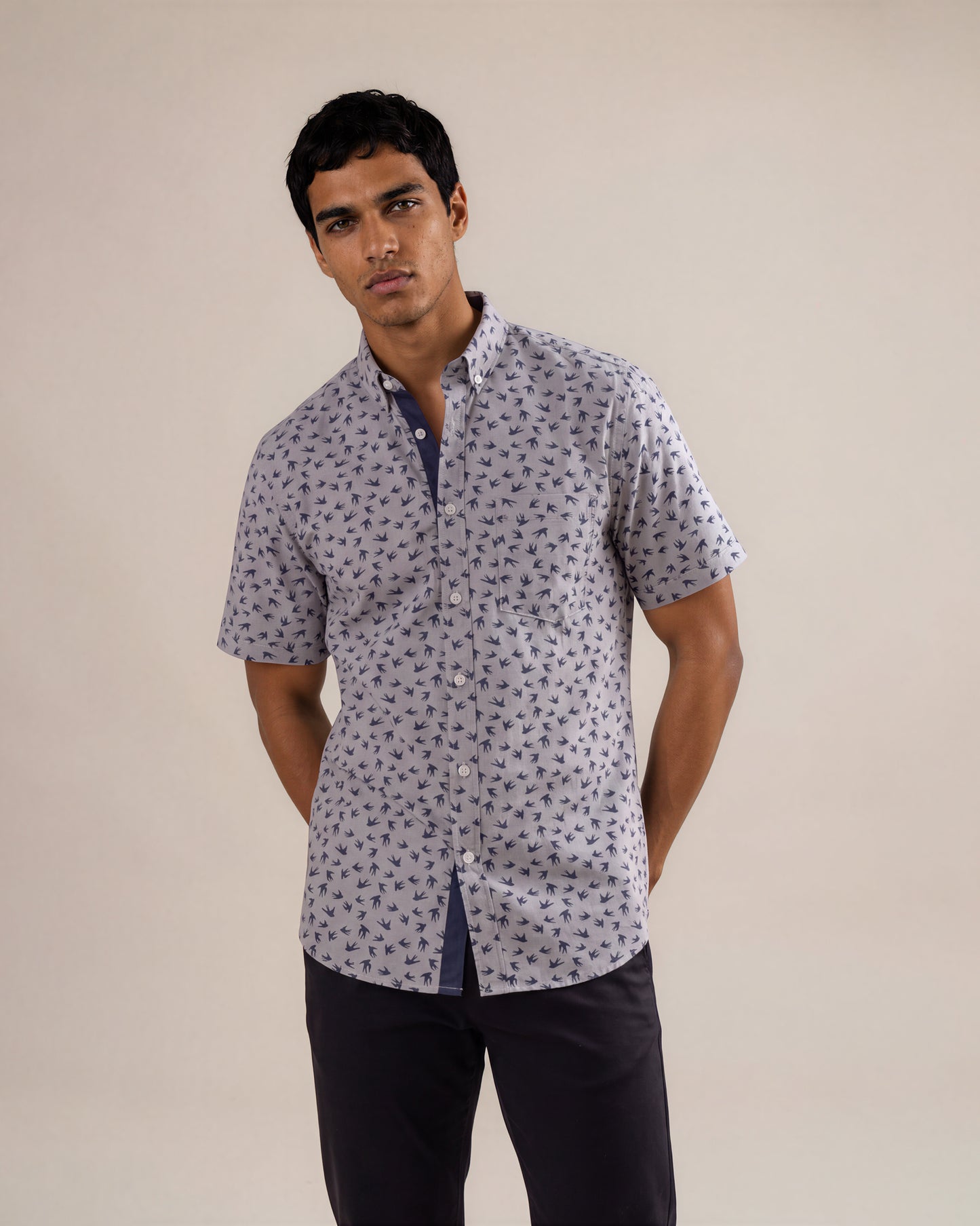 Camisa manga corta con mini prints gris claro