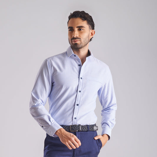Camisa slim fit diseño a rayas color azul claro