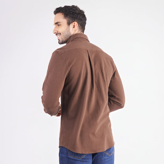 Camisa regular fit color café