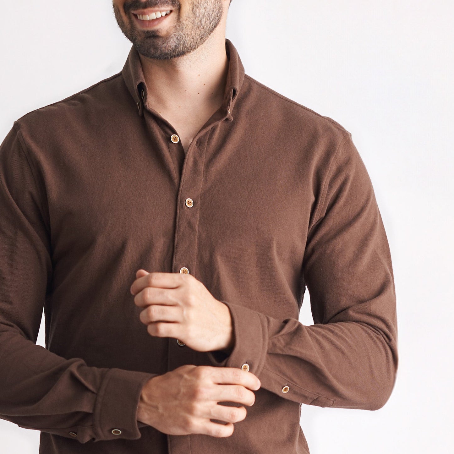 Camisa regular fit color café