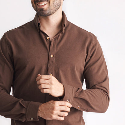 Camisa regular fit color café