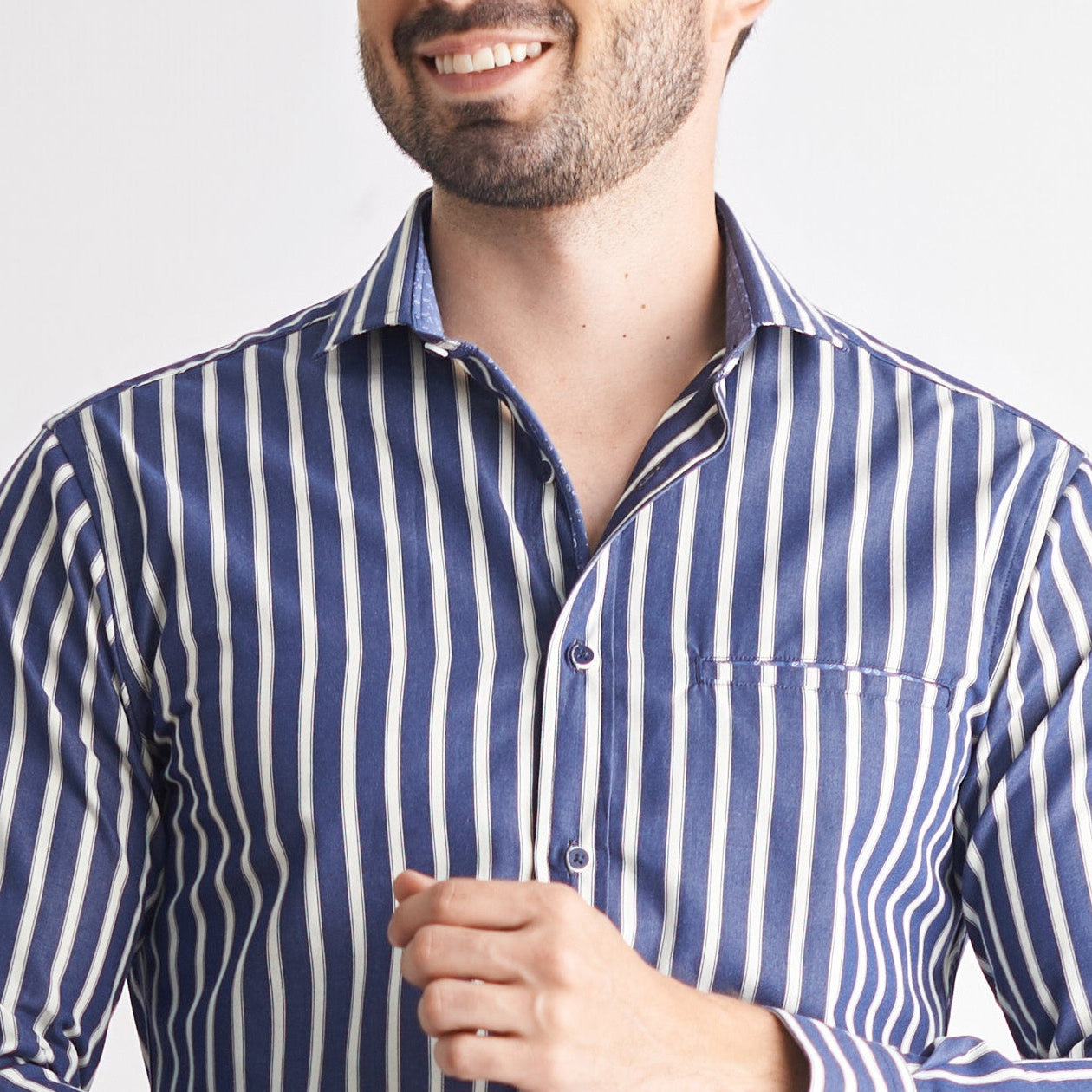 Camisa slim fit a rayas color azul oscuro
