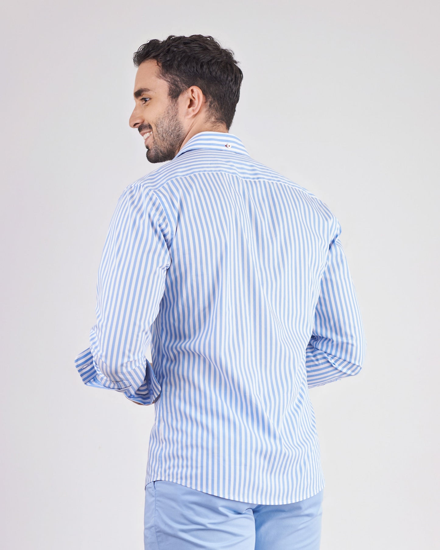 Camisa slim fit a rayas color azul claro