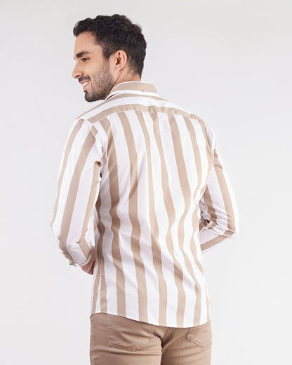 Camisa slim fit a rayas color arena