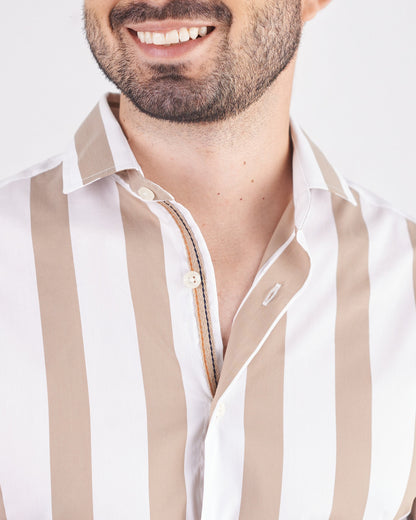 Camisa slim fit a rayas color arena