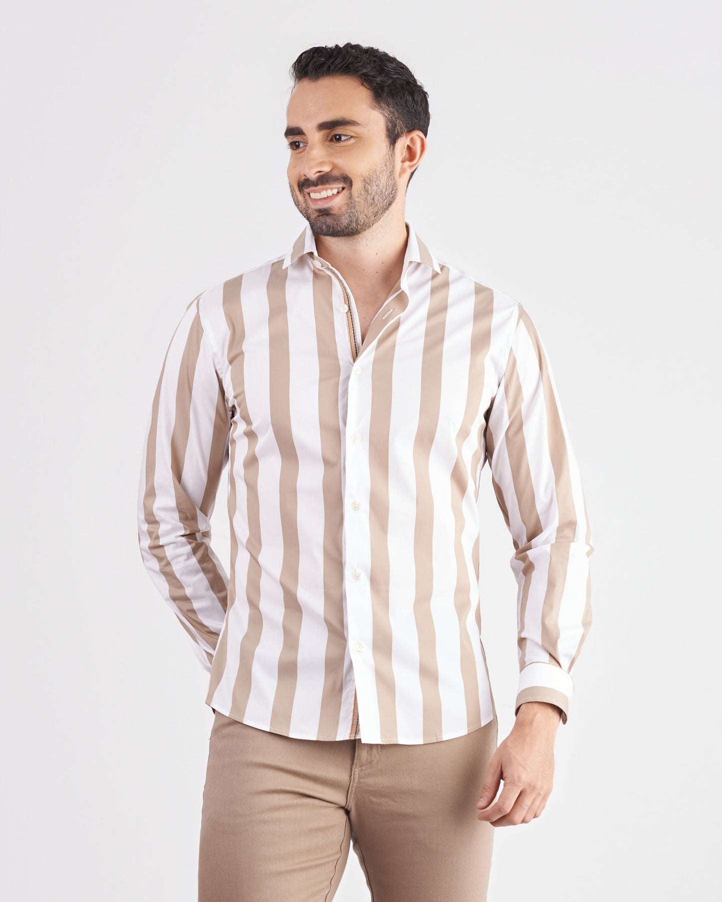 Camisa slim fit a rayas color arena
