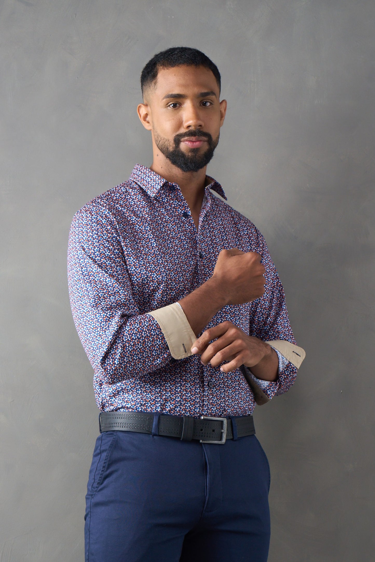 Camisa slim fit azul oscuro con estampado